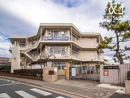 西東京市立保谷第一小学校 徒歩11分。明治7年設立。児童数599人(令和5年4月時点)。教育目標は、よく考えて進んで学ぶ子・仲良く助け合う子・元気で明るい子 850m
