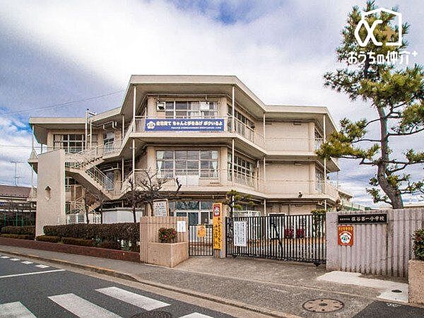 西東京市立保谷第一小学校 徒歩11分。明治7年設立。児童数599人(令和5年4月時点)。教育目標は、よく考えて進んで学ぶ子・仲良く助け合う子・元気で明るい子 850m