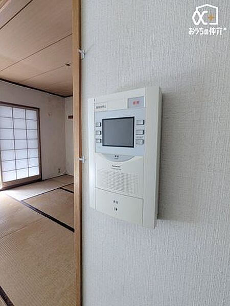 カラーモニターで来訪者を室内から一目で確認可能。防犯性を高め、急な訪問時にも落ち着いて対応できます。ご家族の安全を守る嬉しい設備です。