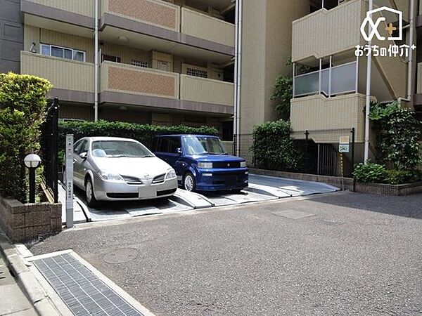 カースペースの様子です。前面道路は交通量も少なく、お車の出し入れも安心してスムーズに行えます。