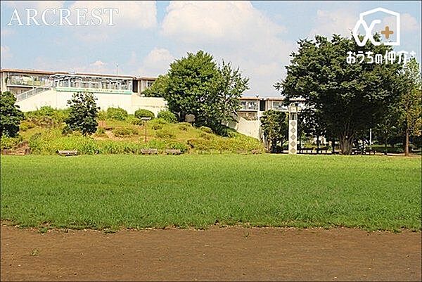 文理台公園 徒歩14分。開園面積　約16671平方メートル 遊具　ブランコ・1回転すべり台・ジャングルジム・鉄棒・砂場・ロッキンパッピー 1060m