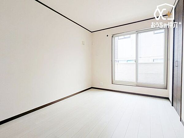 お子様のお部屋としてもぴったりの明るく快適な洋室。勉強机やベットも配置しやすく、お子様の成長やライフスタイルの変化に合わせて柔軟に活用していただけます。