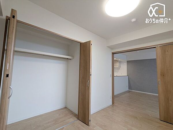 子供部屋にオススメな4.8帖洋室の様子。大きめのクローゼットが付いているため、お子様の勉強道具・衣類等も便利に収納可能です。