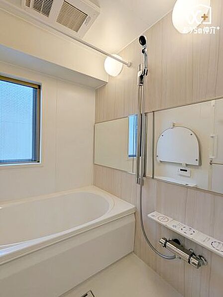 バスルームでリラックスバスタイム。バスタブにつかって寛ぎながら心と体をリフレッシュ。一日の疲れを癒してくれる清潔感のあるバスルーム。