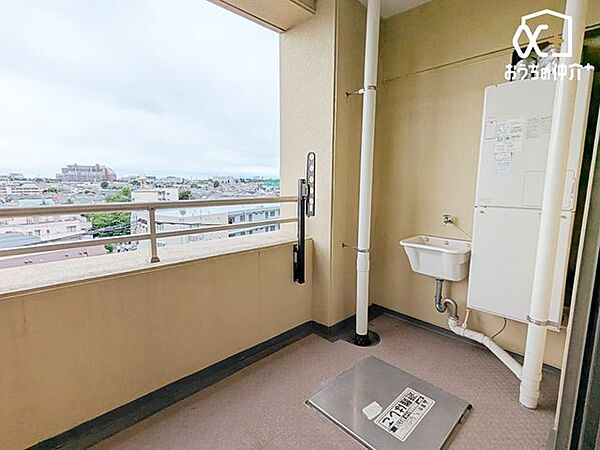 バルコニーは陽ざしがたっぷりと差し込み、とっても気持ちの良い空間になっております。お洗濯もはかどりそうですね！