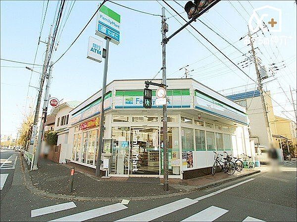 ファミリーマート東伏見駅前店 徒歩1分。24時間営業なので急なお買い物にも便利です。東伏見駅北口よりかえで通りを徒歩3分に位置しています。お弁当やホットスナック、カフェなどの飲み物も販売しています。…
