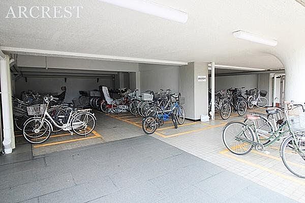 駐輪場は屋根付きで雨の日でも濡れることなく安心です。また、夏は暑い陽射しからも劣化を守ってくれます。