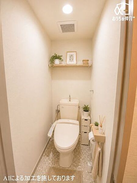 シンプルな内装のスッキリとしたお手洗いです。
