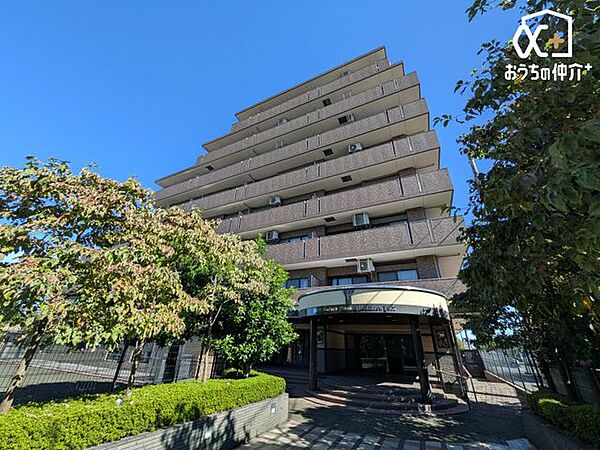 武蔵関公園近くの閑静な住宅街に立地。緑豊かで落ち着いた住環境に馴染むシックで洗練された外観デザインです。
