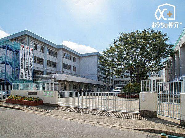 練馬区立関中学校 徒歩4分。昭和50年開校。生徒数213人(令和5年4月時点) 校内には校章にもある、立派な欅の木があります。 310m