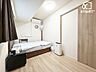 寝室：寝室におすすめな5.8帖洋室！サービスバルコニーに面した明るいお部屋で開放感もあります。