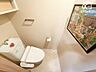 トイレ：シンプルな内装のスッキリとしたトイレです。