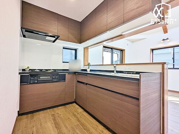 ～Kitchen～家族と会話を楽しめるキッチンです。そばにいるので会話も自然とはずみます。またリビングの様子がわかるので、安心して作業に集中できます。