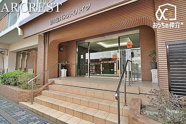 お手入れの行き届いたエントランスはゲストも安心して迎えられます。周辺施設も充実の好立地に建つマンションです。