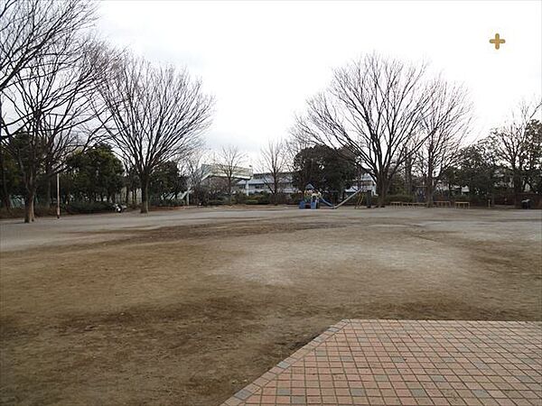 東部公園 徒歩11分。 860m