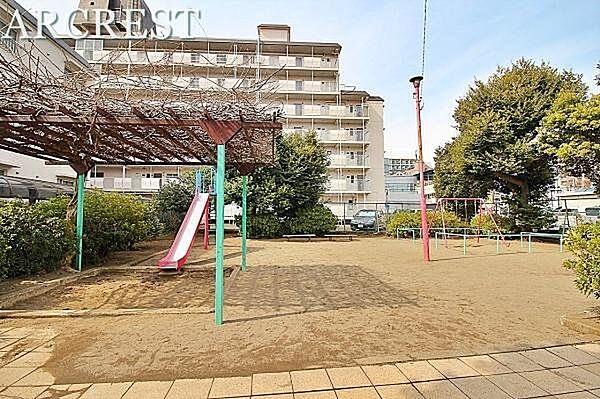 敷地内には公園があり、子供を遊ばせるのに便利です