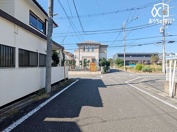 北東側前面道路は約7ｍの公道です。車通りが少なく小さなお子様がいても安心です！
