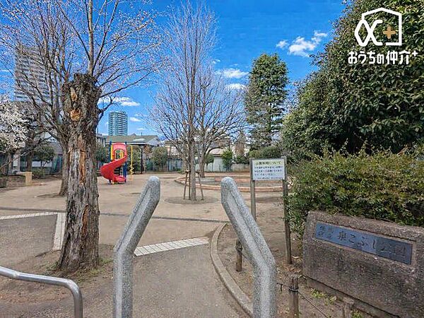 練馬区立泉こぶし公園 徒歩11分。西武池袋線大泉学園駅から程近い児童公園です。付近には小学校もあり、子供達の遊びの場所です。砂場や滑り台ベンチ等や水飲み場もあります。 880m