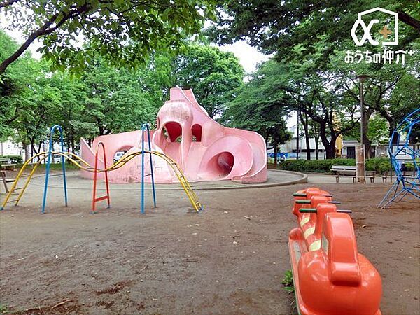 田無市民公園 徒歩13分。園内にあるタコの形をしたすべり台が人気を呼び、通称タコ公園の名で親しまれています。　また、夏期には流れやジャブジャブ池なども子供たちの格好の遊び場です。 1010m