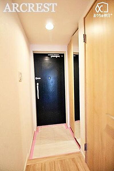 姿見付きのシューズボックスで、靴や小物をしっかり収納しながら、お出かけ前の全身チェックもスムーズに。玄関がスッキリ整い、毎日の身支度が快適になります。（2021年リフォーム時に撮影）