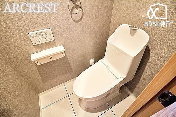 温水洗浄便座付トイレです。毎日使う場所だからこそ、お手入れやお掃除が簡単なシンプルなデザイン！（2021年リフォーム時に撮影）
