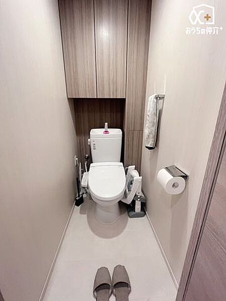 シンプルな内装のスッキリとしたトイレです。お手入れやお掃除が、簡単にできるシンプルなデザインのトイレです。