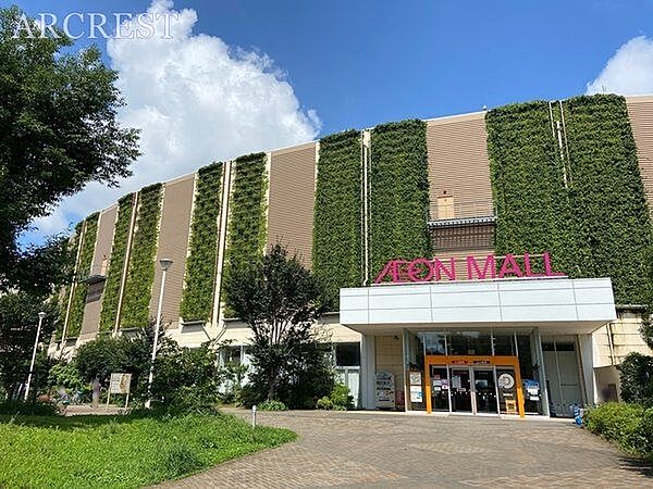イオンモール東久留米 徒歩14分。1階から3階までのフロアー構成　店舗数約120出店　駐車場1660台　食品フロアは9：00～23：00営業中です。 1100m