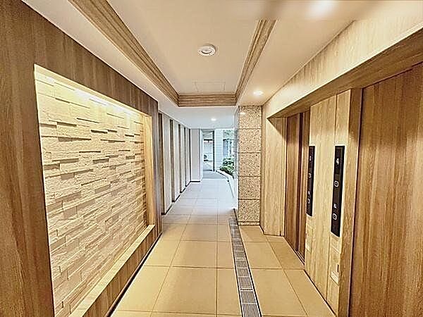 エレベーターに続く明るい共用廊下
