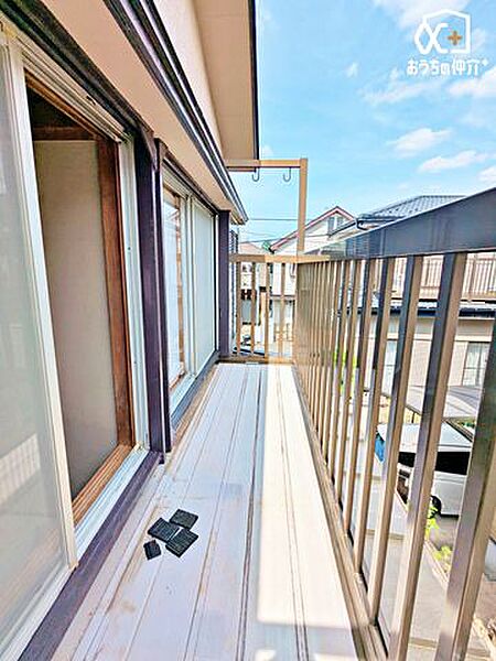 陽当たりの良いバルコニーです。2部屋から出入りできます。