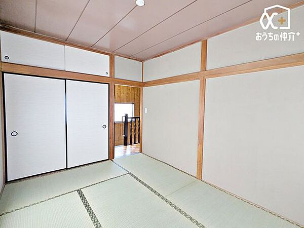 畳を表替えしてイグサの心地よい香りが広がります 。大容量の押入れが付いており、お部屋をすっきり片付けられます