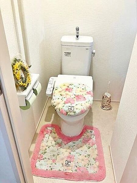 毎日使う場所だからこそ、お手入れやお掃除が簡単なシンプルなデザインを採用しました。壁面に棚がございますのですっきり収納させることができます。