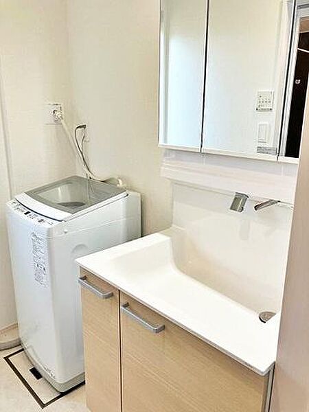 三面鏡タイプの洗面化粧台です。三面鏡タイプの洗面化粧台は使い勝手が良く、細かい物も収納できます。収納もありスッキリ片付く洗面所です。