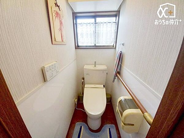 小窓のある2階の温水洗浄便座付トイレです。