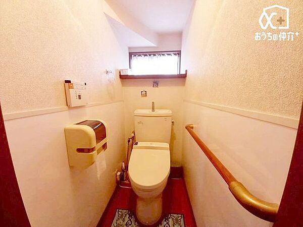 1階温水便座付きトイレの様子。小窓を空ける事で換気もしやすく、明るいトイレです！