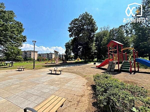 上の原東公園 徒歩9分。複合遊具やターザンロープがある「遊び場エリア」と、散策が楽しめる「雑木林エリア」があり、子どもも大人も楽しめる公園 650m