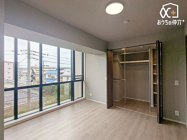 2面に窓があり、1日を通して明るい光が差し込む気持ちの良いお部屋です。お部屋からの見晴らしもよく、独立性が高いため、静かに休める主寝室にぴったりです。