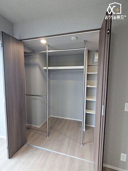 主寝室のウォークインクローゼットの様子です。収納には寝具・衣類・趣味の物等を豊富に収納可能です！