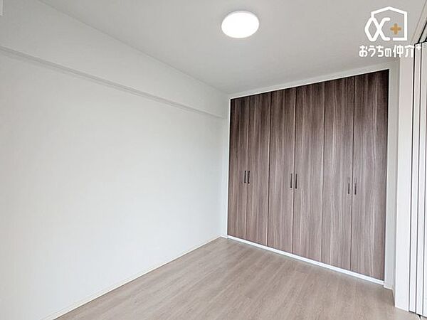 洋室（5.0帖）バルコニーに面した明るいお部屋で、コンパクトながらもクローゼットが完備されています。子どものプレイスペースや、リモートワークに集中できる書斎としても最適です。
