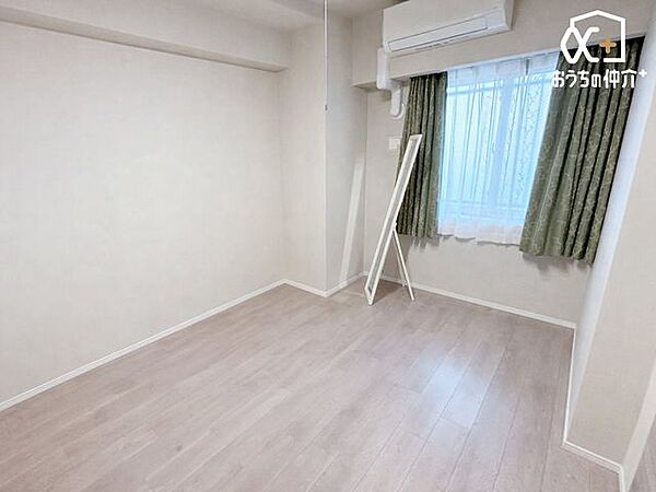洋室（約6.0帖）一番広いお部屋で、ご夫婦の主寝室に最適です。こちらのお部屋には大容量のウォークインクローゼットが配置されており、お洋服や小物をまとめて綺麗に収納できます。