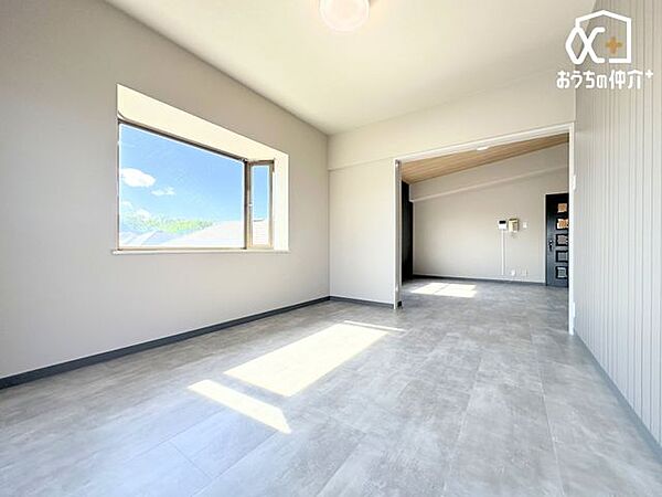 お部屋からの見晴らしもよく、ご夫婦の主寝室にぴったりな落ち着きのある空間です。