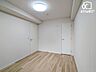 子供部屋：子供部屋にオススメな6.1帖洋室の様子。大きめのクローゼットが付いているため、お子様の勉強道具・衣類等も便利に収納可能です。