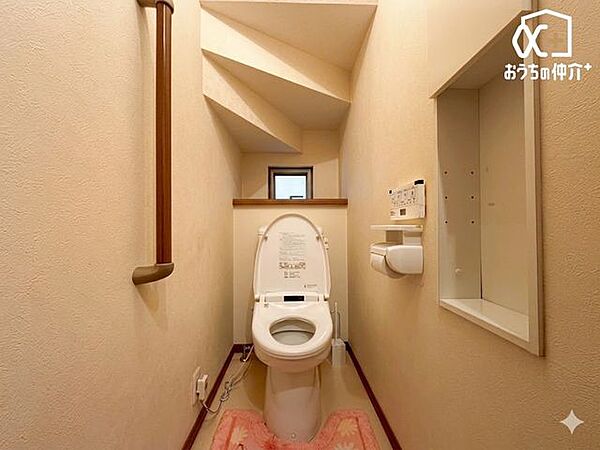 収納スペース付きのトイレの様子