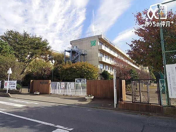 入間市立豊岡中学校 徒歩34分。【豊岡中学校】車椅子対応の駐車場・入り口あり　11クラス 生徒数:283人 2660m