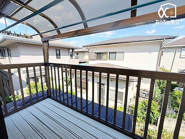 ～Balcony～やわらかな陽射しが舞い降りるバルコニー。青空を背景に心地よい風が吹き抜けていきます。一歩外へ出て開放感を味わえる空間です。