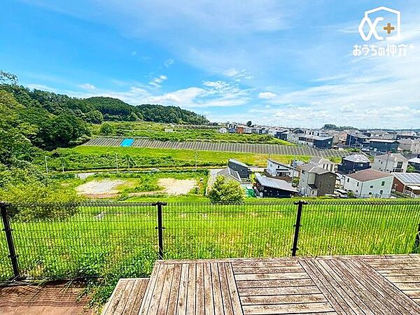 目の前に建物が無く、遠くまで眺める事が出来る景色です。
