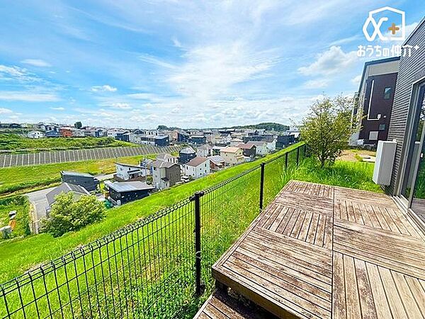 目の前に建物が無く、遠くまで眺める事が出来る景色です。