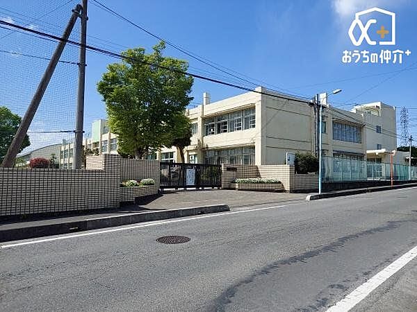 飯能市立加治小学校 徒歩4分。お子様も安心して通えます。 320m