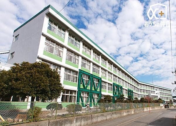 飯能市立加治中学校 徒歩15分。お子様も安心して通えます。 1190m