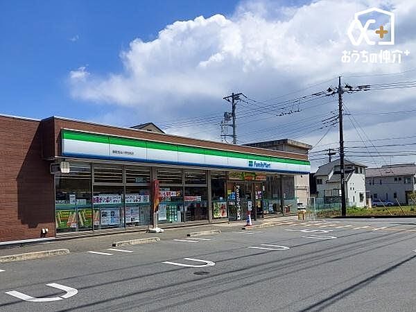 ファミリーマート 飯能加治小学校前店 徒歩5分。駐車場も広々なコンビニエンスストア 360m