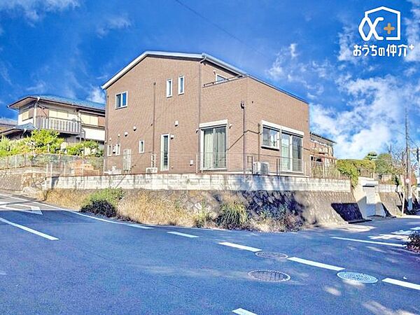 陽光をたっぷり取り込む角地の立地。明るさと解放感が際立つ、上質な外観デザイン。